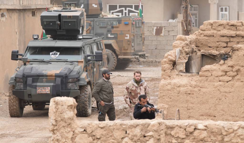 Kurdiske Peshmerga-soldater får opplæring i strid i tettbygde områder av norske soldater i Telemark Bataljon i en forlatt landsby utenfor Erbil i Iraq /Kurdish Pesmerga soldiers receive military training in urban warfare by Norwegian soldiers from Telemark Battalion in an abondoned village outside Erbil, Iraq. 