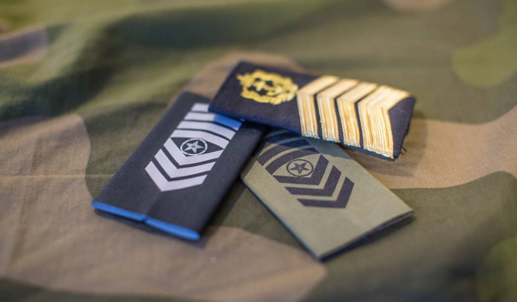 Nye distinksjoner (fv.) Sersjantmajor Luftforsvaret, Flaggmester Sjøforsvaret og Sersjantmajor Hær / New distinction (fl.) Sergeant major Airforce, Master chief petty officer Navy and Sergeant major Army.