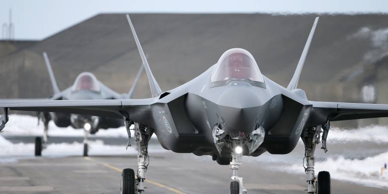 To Norske F-35A kampfly takser på Keflavik flyplass når Luftforsvaret løser NATO oppdraget Iceland Air Policing