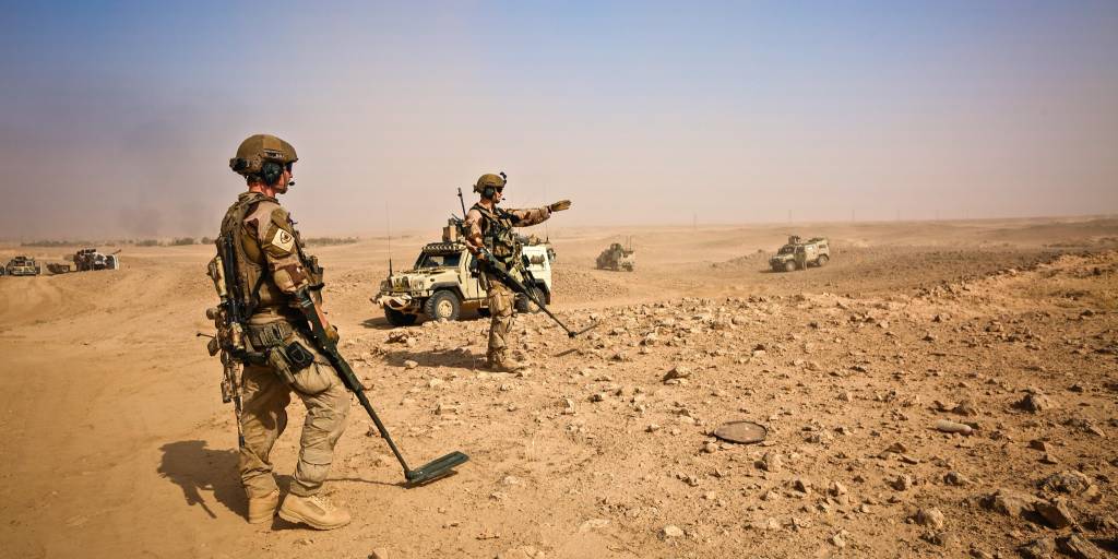 Norske ingeniører fra Telemark Bataljon søker av området sør for Anah der norske styrker og koalisjonspartnere skal oppholde seg over tid. // Norwegian engineers from Telemark Battalion seek the area south of Anah where Norwegian forces and coalition partners will reside over time.