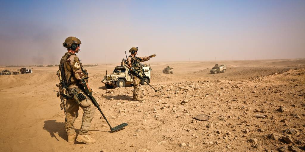 Norske ingeniører fra Telemark Bataljon søker av området sør for Anah der norske styrker og koalisjonspartnere skal oppholde seg over tid. // Norwegian engineers from Telemark Battalion seek the area south of Anah where Norwegian forces and coalition partners will reside over time.