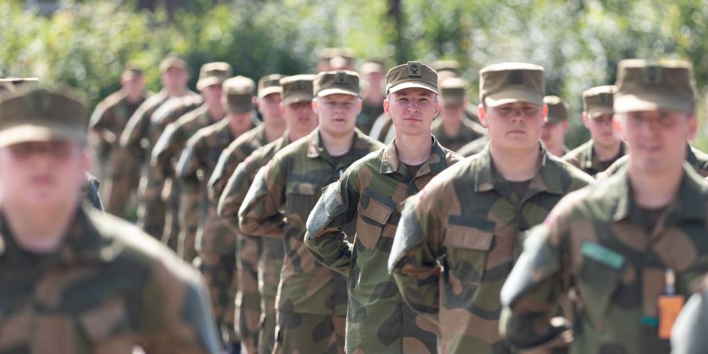 Rekrutter øver på sluttet orden. 