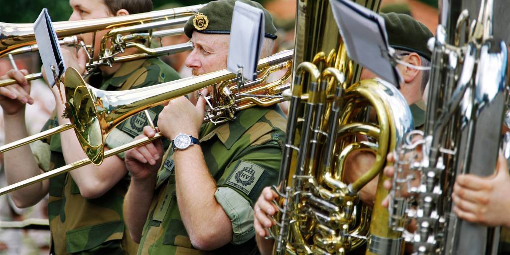 HV-02 Musikkorps spiller på Akershus festning under en hjemkomstparade

Home Guard 02 band play at Akershus fortress during a medalcermony.