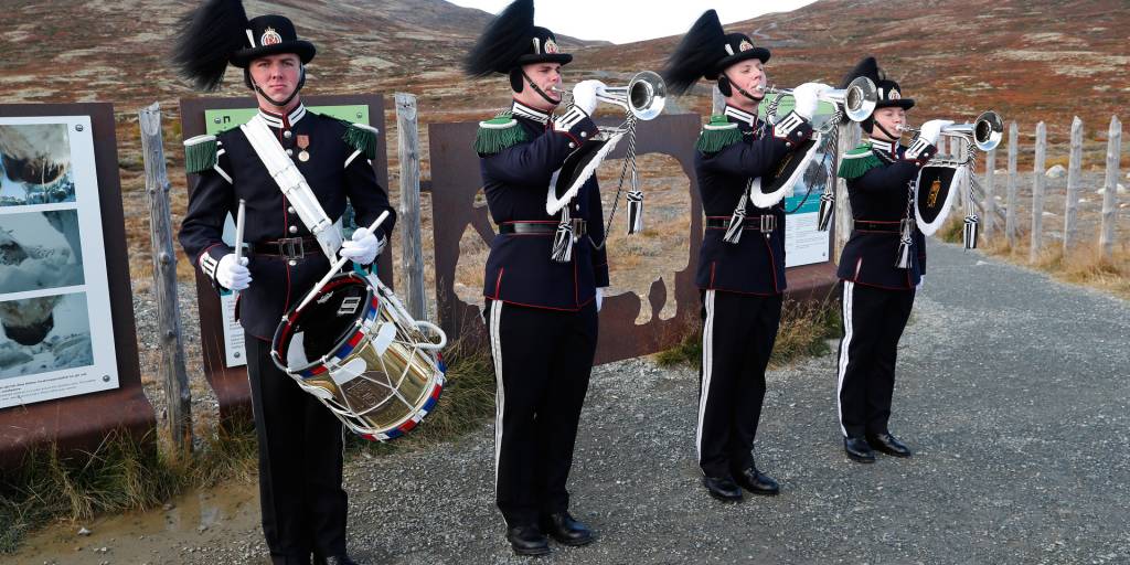 Hjerkinn skytefelt er tilbakeført til naturen. Gardister fra Hans Majestet Kongens Garde under seremonien hvor Hjerkinn skytefelt ble overlevert fra Forsvarsdepartementet til Klima- og Miljødepartementet
