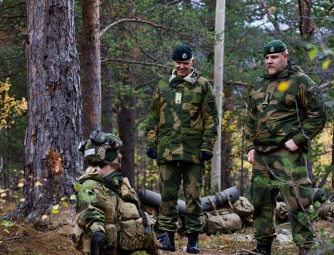 Brigader Trond Lundberg og major Helje Borud snakker med soldatene som graver stillinger.