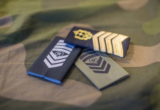 Nye distinksjoner (fv.) Sersjantmajor Luftforsvaret, Flaggmester Sjøforsvaret og Sersjantmajor Hær / New distinction (fl.) Sergeant major Airforce, Master chief petty officer Navy and Sergeant major Army.