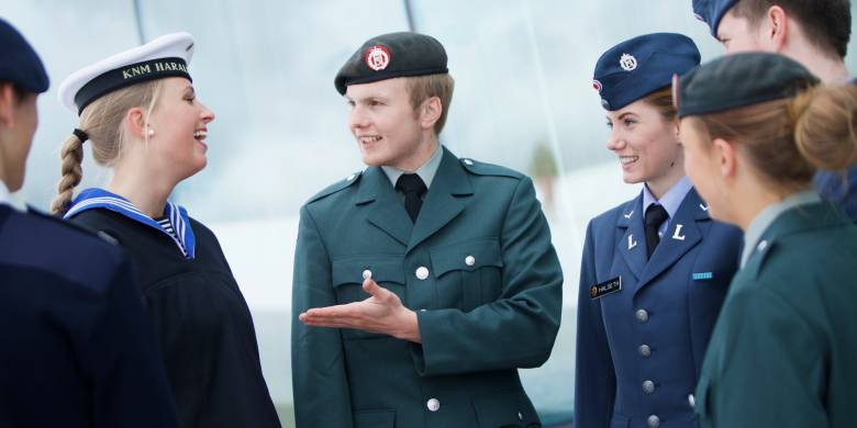 Soldater fra de tre forsvarsgrenene Hær, Sjø og Luft sammen ifm innføringen av allmennverneplikt
Norwegian conscripts from the Navy, Army and the Air Force 
