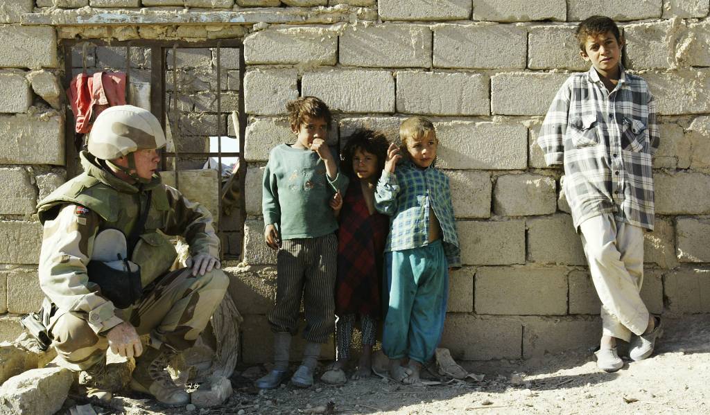 norske soldater treffer lokale barn og mennesker i iraknorwegian soldiers meet local kids and people in iraq