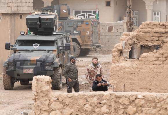Kurdiske Peshmerga-soldater får opplæring i strid i tettbygde områder av norske soldater i Telemark Bataljon i en forlatt landsby utenfor Erbil i Iraq /Kurdish Pesmerga soldiers receive military training in urban warfare by Norwegian soldiers from Telemark Battalion in an abondoned village outside Erbil, Iraq. 