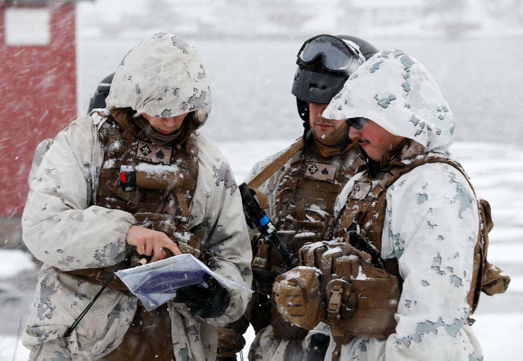 Marines fra US Marine Corps under en landsettingsoperasjon på vinter øvelsen Cold Response 2020