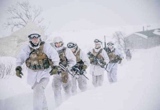 Soldater fra Luftvernbataljonen og Innsatsstyrke Claymore i Nord-Hålogaland heimevernsdistrikt 16 (HV-16) øvde på sanitets-case og evakuering av skadde personell under vinterøvelsen Joint Viking 2023.