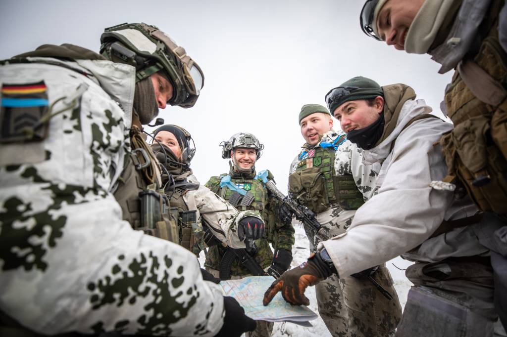 Allierte soldater trener skulder ved skulder under Joint Viking 2025.