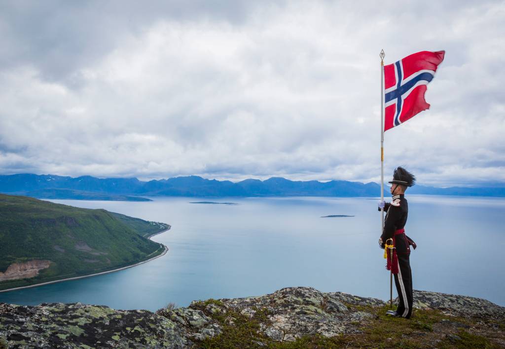 Hans Majestet Kongens Gardes 3. gardekompanis Norgesturné 2015 gikk til de nordligere deler av landet. De besøkte en rekke steder, som Alta, Tromsø, Bardufoss-området, Harstad, Narvik og Andøya. En av de mer unike opplevelsene fikk gardistene i Harstad, der de besteg fjellet Keipen (490 m.o.h.) i full paradeuniform med lakksko som et stunt ifm. Arctic Race of Norway, som -en er offisiell partner med. Utsikten på toppen var upåklagelig. // His Majesty the King's Guard Band and Drill Team's (3rd Company) annual tour this year went to the northern parts of Norway. They visited several places, such as Alta, Tromsø, the Bardufoss area, Harstad, Narvik and Andøya. One the more uniqe experiences they got in Harstad, where they ascended the mountain 
