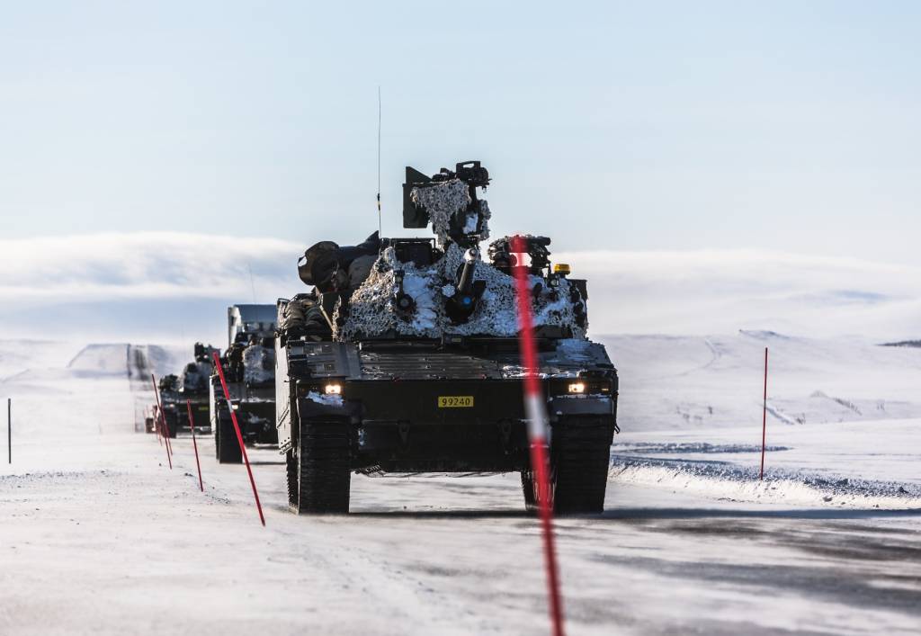 CV90 stormpanservogner kjører langs veien på slutten av øvelsen Joint Viking 2017, Finnmark // CV90s driving along the road at the end of the exercise Joint Viking 2017, Finnmark