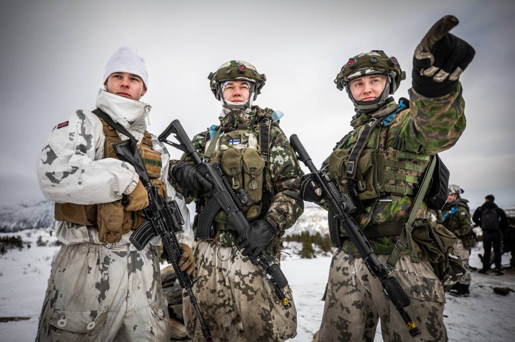 Norske og finske soldater trener side om side under Joint Viking 2025.