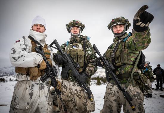 Norske og finske soldater trener side om side under Joint Viking 2025.