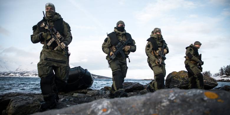 Kystjegere går i land med gummibåt under øvelse Cold Response 2020.