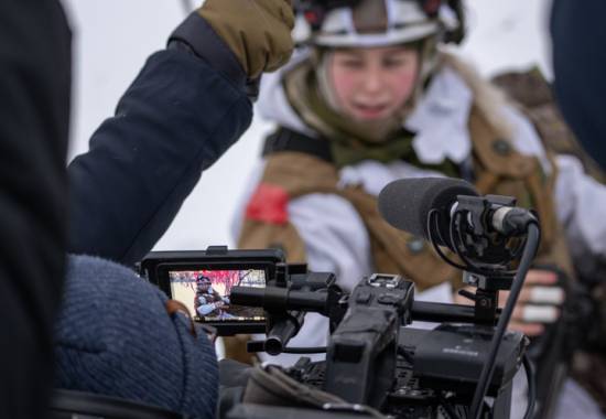Internasjonal presse møtte innsatsstyrke Ida & Lyra, ute i felt, i anledning øvelse Nordic Response 2024.