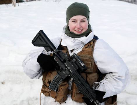 Kvinnelig vaktsoldat fra BrigN på vinterøvelsen Cold Response 2020