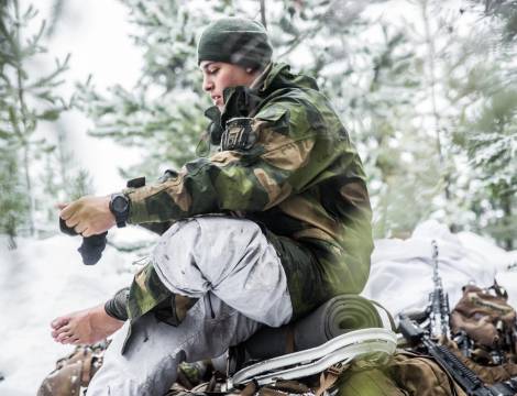 Gardistene i Hans Majestet Kongens Garde er nøye med å jobbe i vått og hvile i tørt. 

//

The guardsmen from HMKG are thurough with working in wet and resting in dry clothes