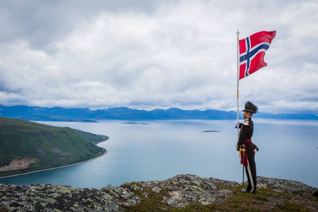 Hans Majestet Kongens Gardes 3. gardekompanis Norgesturné 2015 gikk til de nordligere deler av landet. De besøkte en rekke steder, som Alta, Tromsø, Bardufoss-området, Harstad, Narvik og Andøya. En av de mer unike opplevelsene fikk gardistene i Harstad, der de besteg fjellet Keipen (490 m.o.h.) i full paradeuniform med lakksko som et stunt ifm. Arctic Race of Norway, som -en er offisiell partner med. Utsikten på toppen var upåklagelig. // His Majesty the King's Guard Band and Drill Team's (3rd Company) annual tour this year went to the northern parts of Norway. They visited several places, such as Alta, Tromsø, the Bardufoss area, Harstad, Narvik and Andøya. One the more uniqe experiences they got in Harstad, where they ascended the mountain 