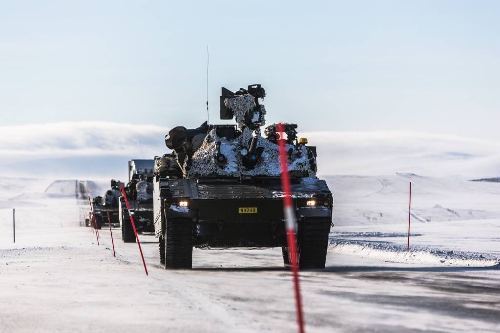 CV90 stormpanservogner kjører langs veien på slutten av øvelsen Joint Viking 2017, Finnmark // CV90s driving along the road at the end of the exercise Joint Viking 2017, Finnmark