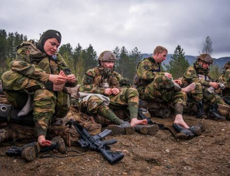 Soldatene som møtte til grenaderopptaket for -en blir sjekket for frost- og fuktskader på føtter av puljeføreren sin før neste oppgave. // Selection course for the Norwegian Army's enlisted personnel