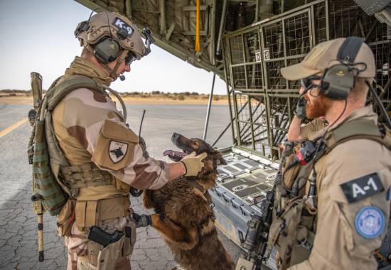 Hund og hundefører på Timbuktu flyplass. 