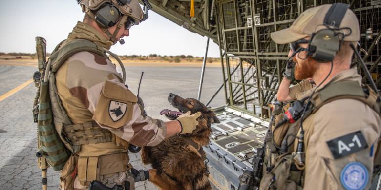 Hund og hundefører på Timbuktu flyplass. 
