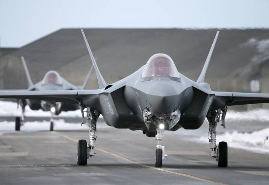 To Norske F-35A kampfly takser på Keflavik flyplass når Luftforsvaret løser NATO oppdraget Iceland Air Policing