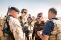Operation Inherent Resolve: Norske soldater fra NORTU 5 (Norwegian Task Unit) i samtale med irakere i Anbar, Irak.
