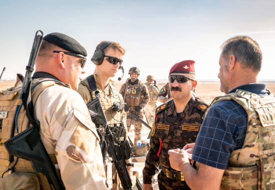 Operation Inherent Resolve: Norske soldater fra NORTU 5 (Norwegian Task Unit) i samtale med irakere i Anbar, Irak.