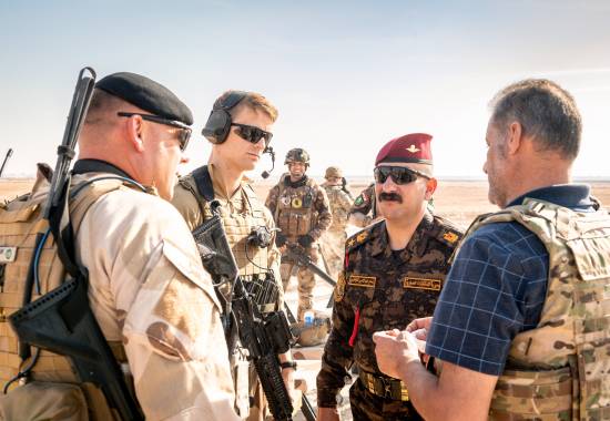 Operation Inherent Resolve: Norske soldater fra NORTU 5 (Norwegian Task Unit) i samtale med irakere i Anbar, Irak.