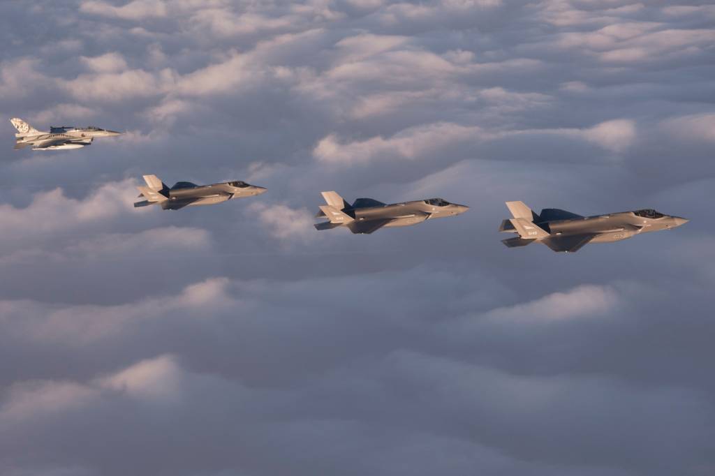 Mottak av de første F-35 til Ørland flystasjon To F-16 B fra 338 skv Ørland møtte flyene i det de kom inn norsk luftrom / The 3 first F-35 aircraft arrive in Norway, they where met by Norwegian F-16 when they entered Norwegian air space