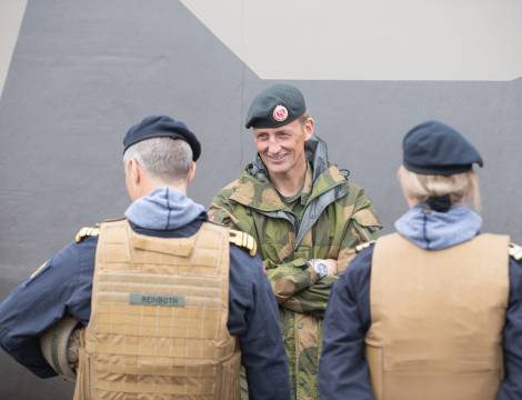 Eirik Kristoffersen i samtale med besetningen på korvetten KNM Skjold, under brigadeøvelsen Thunder Reindeer 20.