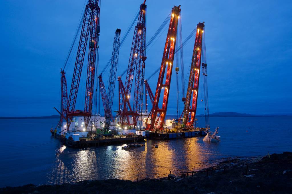 Arbeid i forbindelse med heving av fregatten KNM Helge Ingstad