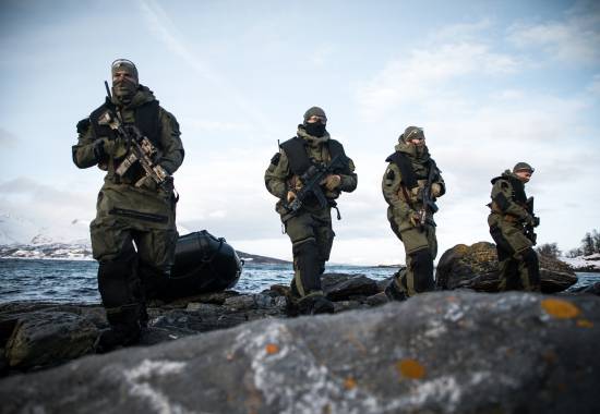 Kystjegere går i land med gummibåt under øvelse Cold Response 2020.