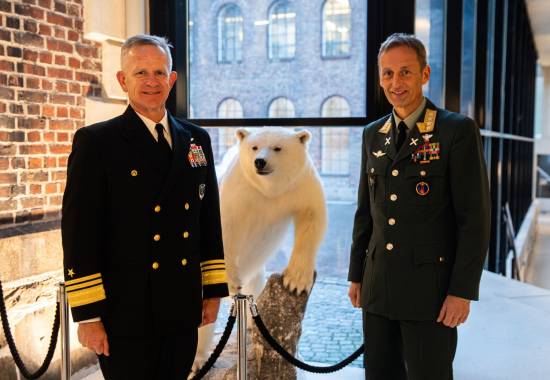 Sjef Joint Force Command Norfolk, Viseadmiral Daniel W. Dwyer på besøk hos Forsvarssjef General Eirik Kristoffersen.