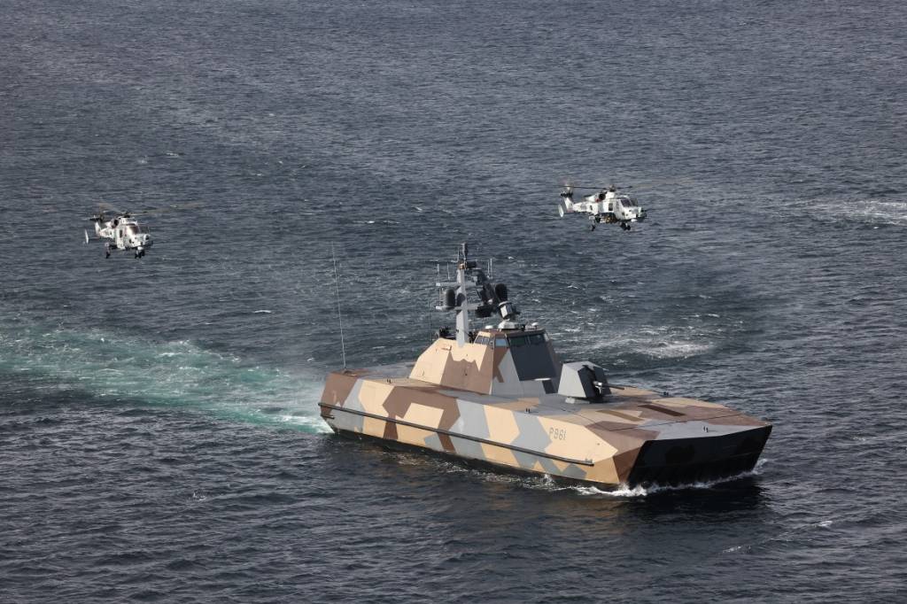 KNM Storm fra Marinen i Sjøforsvaret i formasjon med Wildcat Maritime Attack Helicopter 815 Naval Air Squadron (NAS) fra Royal Navy utenfor Bergen