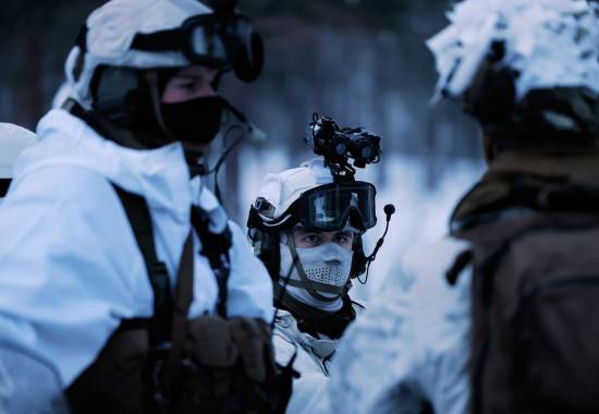 Soldat fra BrigN i Hæren, og en Finsk soldat med vinter kamuflasje (høyre) på øvelse