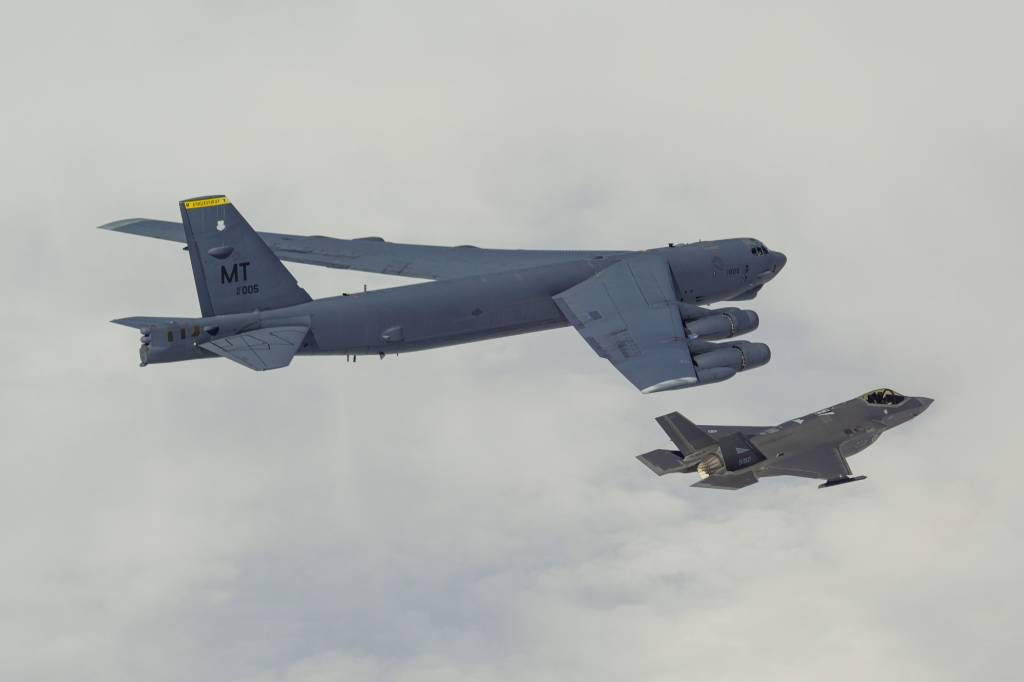 18. juni 2024 deltok norske F-35 i et Bomber Task Force treningsoppdrag med amerikanske B-52 bombefly sammen med svenske JAS-Gripen og finske F/A-18 Hornet langs kysten av Norge. Treningen er i regi av Joint Expeditionary Force, en britisk-ledet flernasjonal hurtigreaksjonsstyrke .