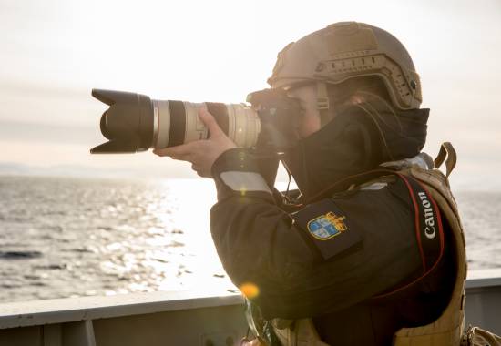 Presse og Informasjons assistent i arbeid  / Public affairs Assistant in work.