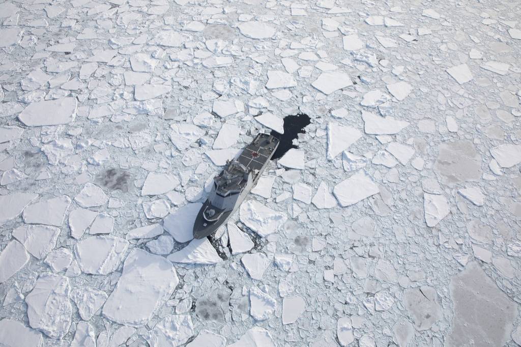 Photoex med KV Svalbard i Vestisen ved Grønland, under seltelling i 2018
