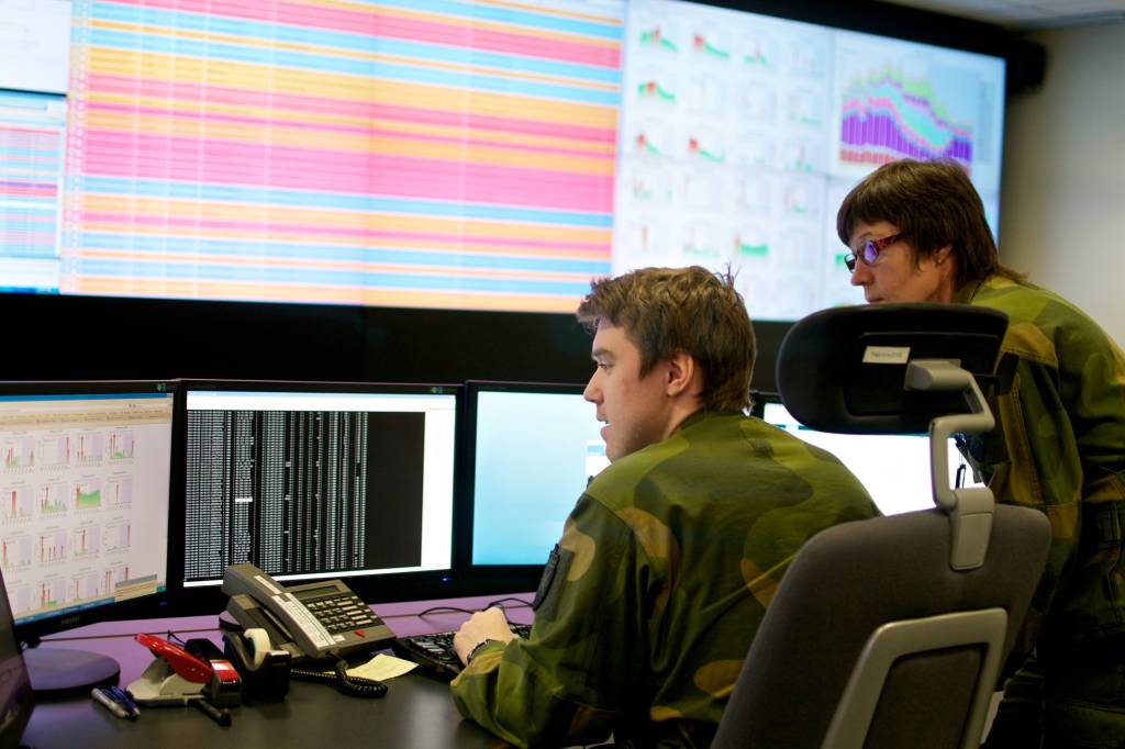 Alarmsentralen på Forsvarets senter for beskyttelse av kritisk infrastruktur (FSKI) på  Jørstadmoen/

Central at Jørstadmoen, for the protection of critical infrastructure