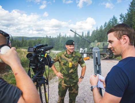Sjef Hæren Lars Lervik ser Hærens nye artilleri system K9 under skarpskyting på Rena.