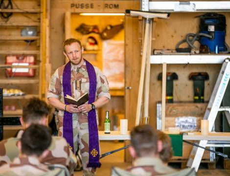 Feltpresten som er en del av Nortu 6 gjennomfører en feltgudstjeneste i Al Assad basen hvor de norske soldatene er.