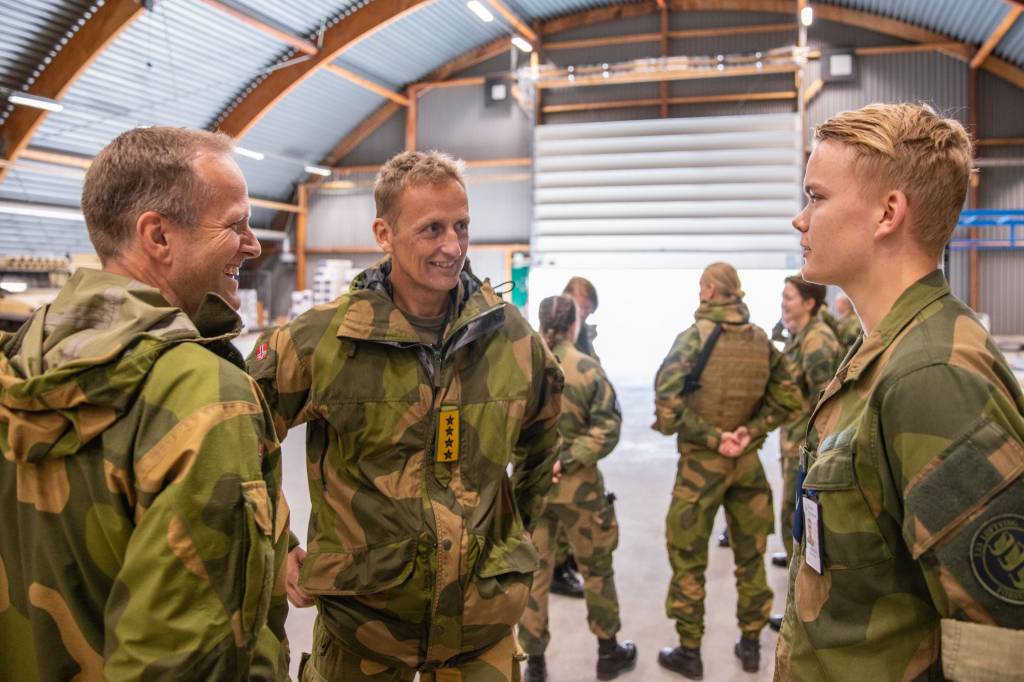 General Eirik Kristoffersen på sin første reise som forsvarssjef. Her på 133 luftving, Evenes. Generalen hilser på de ansatte og vernepliktige som arbeider på Evenes flystasjon.