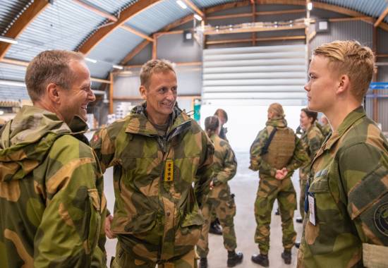 General Eirik Kristoffersen på sin første reise som forsvarssjef. Her på 133 luftving, Evenes. Generalen hilser på de ansatte og vernepliktige som arbeider på Evenes flystasjon.