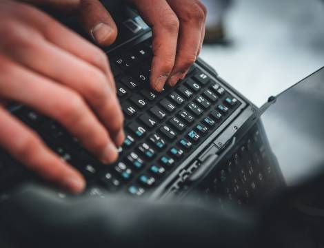 Feltoperatører fra Fjernoppklaringseskadronen i Etterretningsbataljonen samtrener med kolleger fra US Marines og 339-skvadronen i Luftforsvaret, under den multinasjonale vinterøvelsen Cold Response 2020 i Troms.    