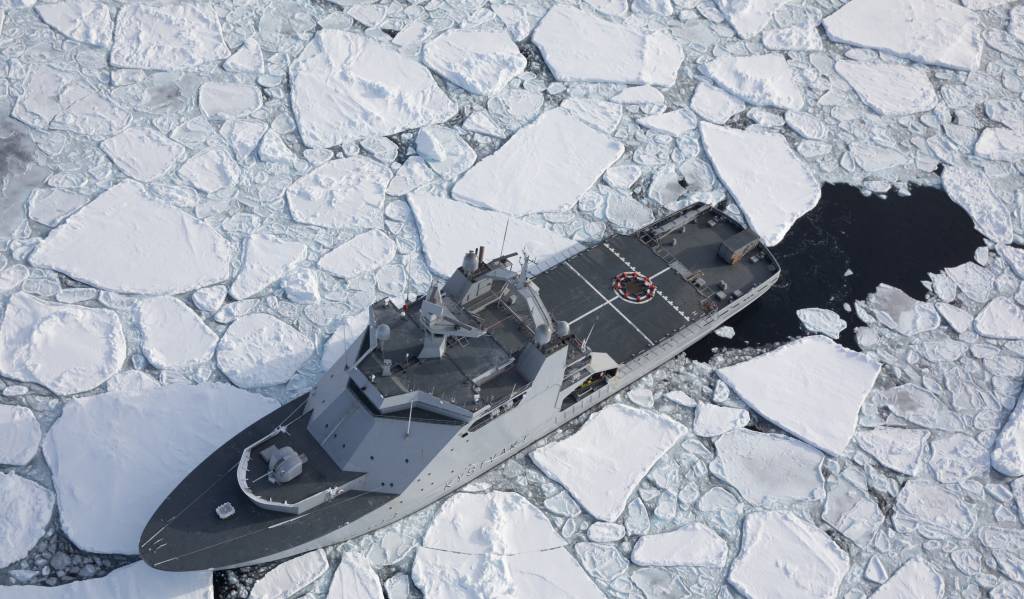 Photoex med KV Svalbard i Vestisen ved Grønland, under seltelling i 2018. *** Local Caption *** Photoex with coast guard vessel Svalbard in the West Ice due to sealcounting 2018.